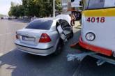 В Одессе водитель на авто с николаевскими номерами не пропустил трамвай (видео)