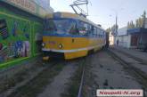 В Николаеве трамвай сошел с рельсов и врезался в киоск