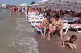 Курорт Коблево сравнили с отдыхом в СССР: лежаки в море и люди друг на друге