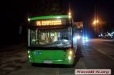 В Николаеве легковушка врезалась в зеленый автобус и скрылась с места ДТП