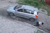 В Николаеве Geely, двигаясь задним ходом, сбил женщину: полиция разыскивает водителя и авто (видео)