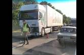 На трассе Николаев-Одесса лобовое ДТП с фурой: легковушка слетела в кювет