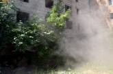 В Николаеве возник пожар в подвале заброшенной многоэтажки (видео)