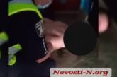 В Николаеве псих цеплялся к прохожим, а после напал на полицейского (видео)