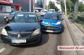 В центре Николаева столкнулись Peugeot и Mitsubishi: образовалась пробка