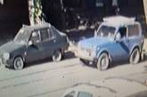 В Николаеве водитель на ВАЗе врезался в кроссовер и скрылся