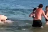 В Бердянске отдыхающие устроили драку из-за медуз прямо в море (видео) 