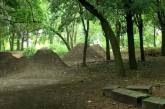 Трамплины из надгробий: на еврейском кладбище в Ровно устроили велопарк (видео)