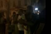 Пока в Николаеве идет праздничный концерт, уличный музыкант «зажег» толпу на Соборной (видео)