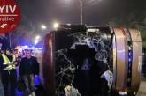 В Киеве перевернулся автобус: 18 пострадавших