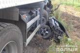Под Винницей грузовик раздавил легковушку: погибли три человека