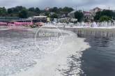 В Одессе море покрылось белыми пятнами (видео)