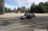 В Николаеве возле памятника «ольшанцам» загорелся автомобиль