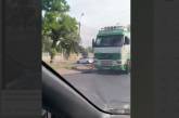 В Николаеве возле моста фура сбила дорожный знак и уехала (видео)
