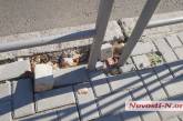 Многострадальный перекресток в Николаеве: поврежденные дома не восстановили, плитка выпадает