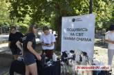 В Николаеве веганы призывали отказаться от мяса, показывая видео убийства животных
