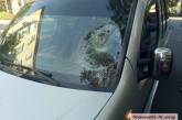 На Соборной в Николаеве пешеход разбил стекло «Фиата» (обновлено)