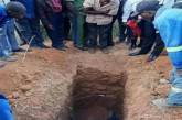 В Африке пастор убедил членов церкви похоронить себя заживо, чтобы воскреснуть, но погиб