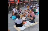 Во Франции посетители ресторанов в знак протеста против «ковидных» паспортов едят на мостовой (видео)