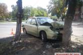 В Николаеве «Деу», уходя от столкновения, врезался в дерево – пострадал водитель