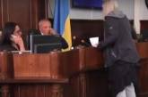 На мэра Черновцов во время сессии горсовета напала женщина (видео)