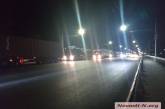 В огромной пробке на Ингульском мосту застыли сотни большегрузных автомобилей (видео)