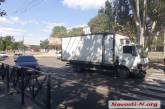 В центре Николаева столкнулись «Киа» и грузовик: движение по проспекту перекрыто, троллейбусы стоят