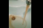 В квартирах николаевцев из кранов течет ржавая вода (видео)