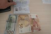 100 долларов, 50 евро и 5 тысяч рублей: украинец пытался дать взятку за разрешение выехать в Крым