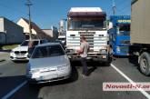 В пробке в Варваровке ВАЗ столкнулся с фурой