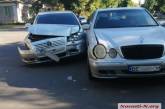 В центре Николаева столкнулись «Мерседес» и «Тойота»: пострадал водитель