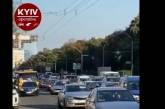 В Киеве неадекватный парень бежал по крышам авто, которые медленно ехали в заторе (видео)