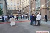 Ко Дню города мэр Сенкевич организовал «алкопати» для избранных во дворе горсовета 