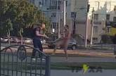 В Харькове голый неадекват бросался на прохожих (видео 18+)