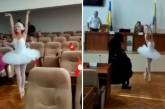 Чиновница Черноморска подарила мэру танец под «Лебединое озеро» в балетной пачке (видео)