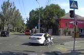 В центре Николаева «Фольксваген» нарушил ПДД и сбил велосипедистку (видео)
