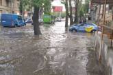 В Одессе ливень затопил улицы, машины «плывут» (видео)