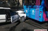 В центре Николаева «Ниссан» врезался в новый троллейбус — пострадали две женщины и ребенок