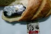 В Николаевской области родственники передали заключенному запрещенные предметы, спрятав в хлеб