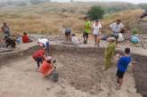 Археологи раскопали в Ольвии мраморный карниз времен Римской империи и ритуальное захоронение