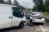 В Киеве пьяный водитель на микроавтобусе врезался в полицейский автомобиль: 4 пострадавших