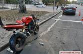 В Николаеве мотоцикл врезался в «Форд»: пострадавшего мотоциклиста увезла «скорая»