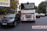 Возле парка Победы в Николаеве столкнулись фура и «Хонда»
