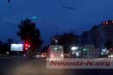 В центре Николаева маршрутка «пролетела» на «красный» (видео)