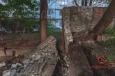 В Днепре на детскую площадку упала кирпичная стена