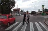 В Николаеве ВАЗ промчался, едва не сбив пешеходов на переходе (видео)