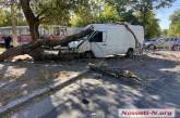 В центре Николаева фургон врезался в легковушку и снес дерево: двое пострадавших