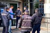 Главе «Укрэксимбанка» не смогли вручить подозрение за нападение на журналистов