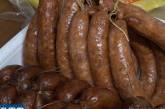 В подвале николаевского рынка обнаружили колбасный цех: проверяющих не пустили (видео)
