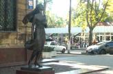 В Николаеве начата работа над скульптурой жениха, спешащего к невесте у ЗАГСа на ул. Лягина (видео)